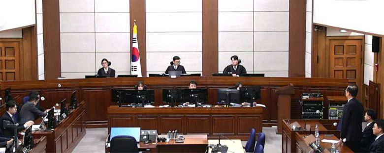 자리에서 일어나 이진관 부장판사 질의에 답하는 한 전 총리 모습. 생중계 화면 갈무리