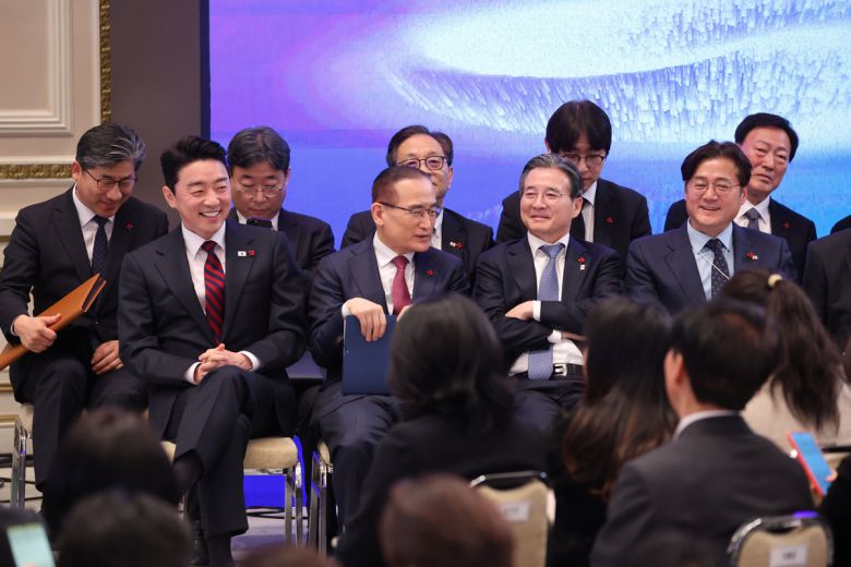 21일 오전 청와대 영빈관에서 열린 2026 신년 기자회견 '함께 이루는 대전환, 모두 누리는 대도약'시작에 앞서 참석자들이 이야기를 나누고 있다.(왼쪽부터 강훈식 비서실장, 위성락 안보실장, 김용범 정책실장, 홍익표 정무수석). 청와대사진기자단