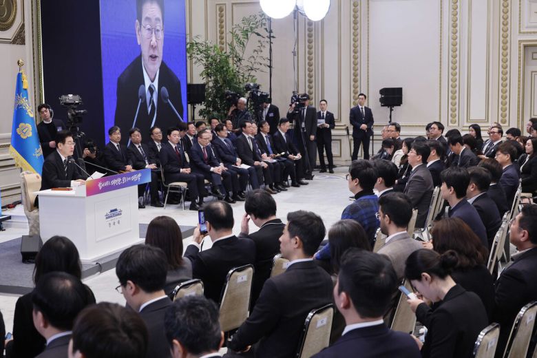 이재명 대통령이 21일 청와대 영빈관에서 열린 2026 신년기자회견에서 발언하고 있다. 청와대사진기자단