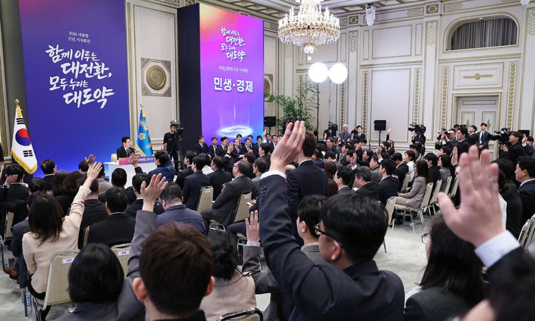 이재명 대통령이 21일 청와대 영빈관에서 열린 신년기자회견에서 취재진 질문을 받고 있다. 연합뉴스