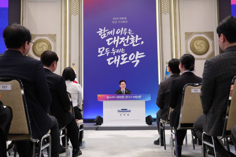 이재명 대통령이 21일 오전 청와대 영빈관에서 2026 신년 기자회견 '함께 이루는 대전환, 모두 누리는 대도약'에서 취재진 질문에 답하고 있다. 청와대사진기자단