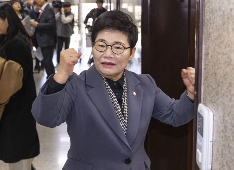 이혜훈 기획예산처 후보자 인사청문회 개최 여부를 놓고 여야가 첨예한 갈등 중인 21일 이 후보자에 대한 청문회를 실시할 국회 재정경제기획위원회 임이자 위원장이 이날 오전 국민의힘 송언석 원내대표를 면담한 뒤 이동하다 인사청문회 개최 여부에 대한 질문에 양손에 주먹을 들어 보이고 있다. 연합