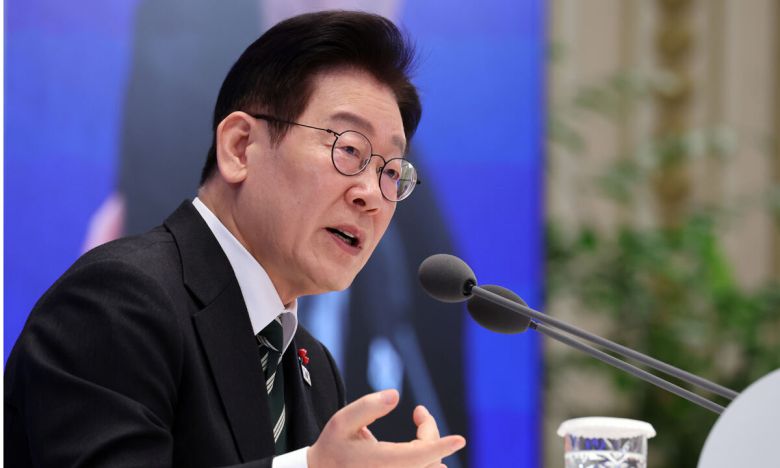 이재명 대통령이 21일 청와대 영빈관에서 2026 신년 기자회견 '함께 이루는 대전환, 모두 누리는 대도약'에서 기자의 질문에 답하고 있다. 청와대사진기자단