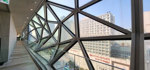 피난 복도 같은 느낌을 주는 매장 뒤편으로 난 유리 루프.