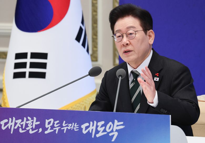 이재명 대통령이 21일 청와대 영빈관에서 열린 신년 기자회견에서 취재진 질문에 답변하고 있다. 뉴스1