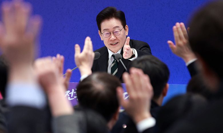 기자들 질문 받는 李대통령 이재명 대통령이 21일 청와대 영빈관에서 신년 기자회견을 열고 주요 국정현안 관련 질문을 받고 있다. 이 대통령은 모두발언에서 “국민주권정부 제1의 국정운영 원칙은 ‘오직 국민의 삶’”이라고 강조했다. 뉴시스