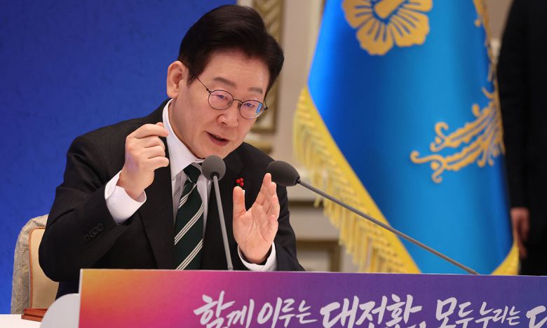 이재명 대통령이 21일 청와대 영빈관에서 2026 신년 기자회견 '함께 이루는 대전환, 모두 누리는 대도약'에서 취재진 질문에 답하고 있다. 청와대사진기자단
