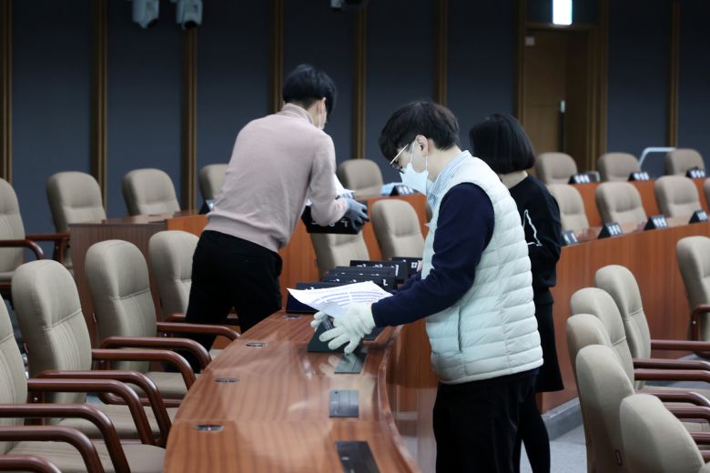 경기도의회 본회의장에서 직원들이 명패를 설치하고 있다. 경기도의회 제공
