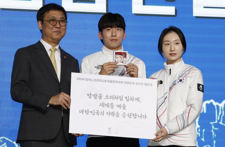 최휘영 문화체육관광부 장관이 22일 서울 잠실 올림픽파크텔에서 열린 ‘2026 밀라노 코르티나 동계올림픽’ 출전 대한민국 선수단 결단식에서 정재원, 최민정 선수에게 격려 메시지와 기념품을 전달하고 있다. 유희태 기자