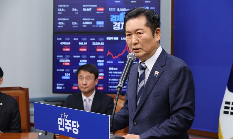 더불어민주당 정청래 대표가 22일 국회에서 긴급 기자회견을 열고 조국혁신당과의 합당을 제안하고 있다. 연합뉴스