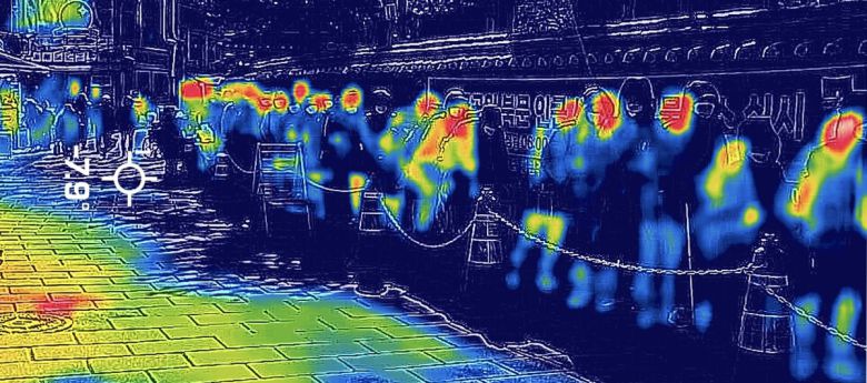 강추위가 이어진 22일 서울 종로구 탑골공원에서 어르신들이 무료급식을 받기 위해 기다리고 있다. 사진은 일반 사진과 열화상카메라 모듈로 촬영한 이미지를 레이어 합성했다. 높은 온도는 붉은색으로, 낮은 온도는 푸른색으로 나타난다. 유희태 기자