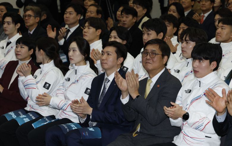 최휘영 문화체육관광부 장관(오른쪽 두번째)과 유승민 대한체육회 회장(세번째) 등 내빈과 대한민국 선수단이 22일 서울 잠실 올림픽파크텔에서 열린 ‘2026 밀라노 코르티나 동계올림픽’ 출전 대한민국 선수단 결단식에서 박수를 치고 있다. 유희태 기자