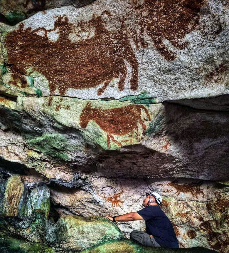 최소 6만7800년전 손도장 벽화가 발견된 인도네시아 무나섬 한 동굴에서 연구진이 벽화를 살펴보고 있다.