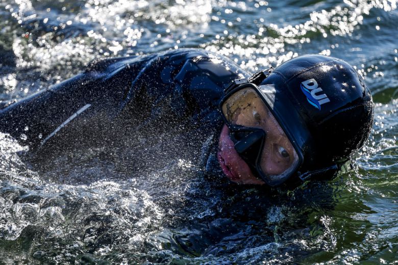 해군 특수전전단 해난구조전대(SSU) 소속 심해잠수사들이 22일 경남 창원시 진해구 진해군항에서 열린 2026년 혹한기 내한훈련에서 오리발 수영을 하고 있다. 창원=뉴시스