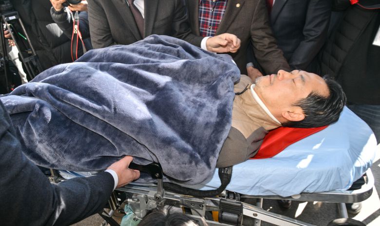 22일 국회 본관 앞에서 단식 8일차인 장동혁 국민의힘 대표가 병원으로 이송되고 있다.