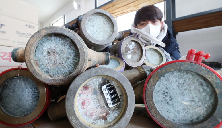 강력한 한파가 계속되고 있는 21일 경기 수원시 장안구 파장정수장 자재창고에서 수원시상수도사업소 직원이 추위에 동파된 수도계량기를 정리하고 있다.   뉴스1