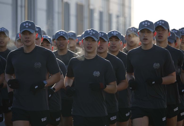 해군 특수전전단 해난구조전대(SSU) 소속 심해잠수사들이 22일 경남 창원시 진해구 진해군항에서 열린 2026년 혹한기 내한훈련에서 단체달리기를 하고 있다. 창원=뉴시스