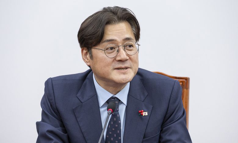 홍익표 청와대 정무수석이 21일 취임 인사를 위해 국회를 방문해 더불어민주당 한병도 원내대표를 만나 인사말을 하고 있다. 연합뉴스