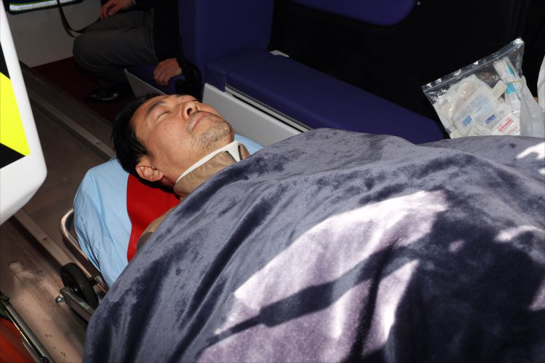 '통일교·공천헌금' 쌍특검법 수용을 촉구하며 단식을 시작한 장동혁 국민의힘 대표 22일 서울 여의도 국회에서 단식 8일 만에 박근혜 전 대통령의 단식 중단 권고를 받아들이며 단식을 중단하고 병원으로 이송되고 있다.