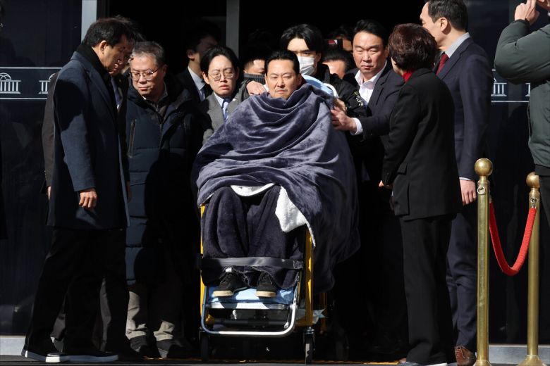 '통일교·공천헌금' 쌍특검법 수용을 촉구하며 단식을 시작한 장동혁 국민의힘 대표 22일 서울 여의도 국회에서 단식 8일 만에 박근혜 전 대통령의 단식 중단 권고를 받아들이며 단식을 중단하고 병원으로 이송되고 있다.