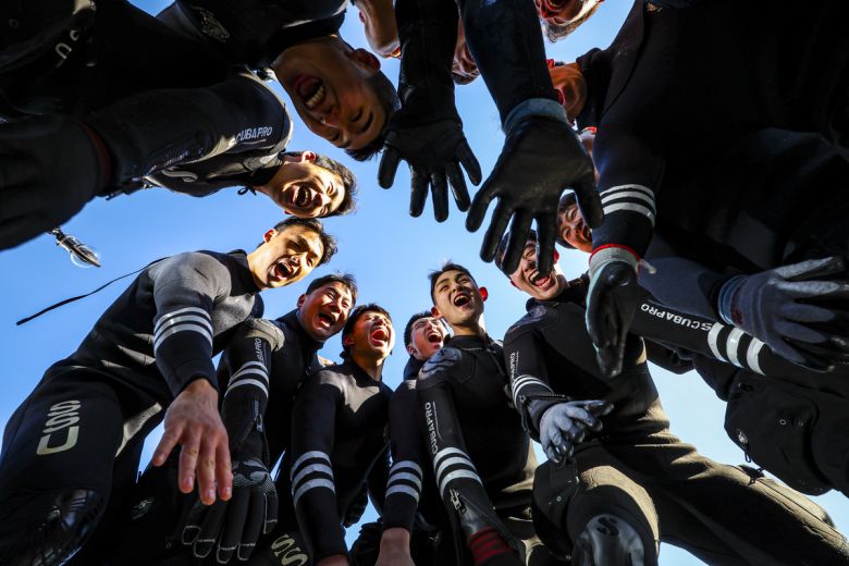 해군 특수전전단 해난구조전대(SSU) 소속 심해잠수사들이 22일 경남 창원시 진해구 진해군항에서 열린 2026년 혹한기 내한훈련에서 고무보트 패들링를 마친 뒤 화이팅을 외치고 있다. 창원=뉴시스