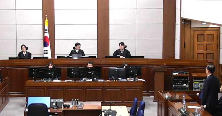 선고 순간… 미동 없던 한덕수 한덕수 전 국무총리가 21일 서울 서초구 서울중앙지법에서 열린 내란 중요임무 종사 등 혐의 사건 선고공판에서 재판부를 응시한 채 선고를 듣고 있다. 생중계 화면 갈무리