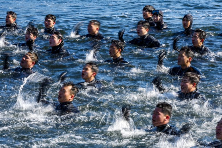 해군 특수전전단 해난구조전대(SSU) 소속 심해잠수사들이 22일 경남 창원시 진해구 진해군항에서 열린 2026년 혹한기 내한훈련에서 바다에 입수해 군가를 부르고 있다. 창원=뉴시스