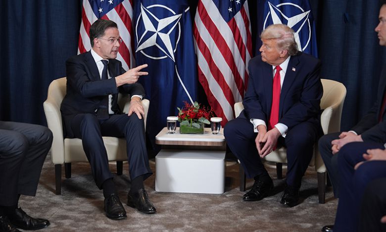 뤼터 총장과 대화하는 트럼프 세계경제포럼 연차총회 참석차 스위스 다보스를 방문한 도널드 트럼프 미국 대통령(오른쪽)이 21일(현지시간) 마르크 뤼터 북대서양조약기구(NATO·나토) 사무총장과 대화하고 있다. 두 사람은 이날 그린란드를 포함한 북극 지역에서의 미국과 유럽, 나토의 역할에 대해 논의했다. 다보스=AP연합뉴스