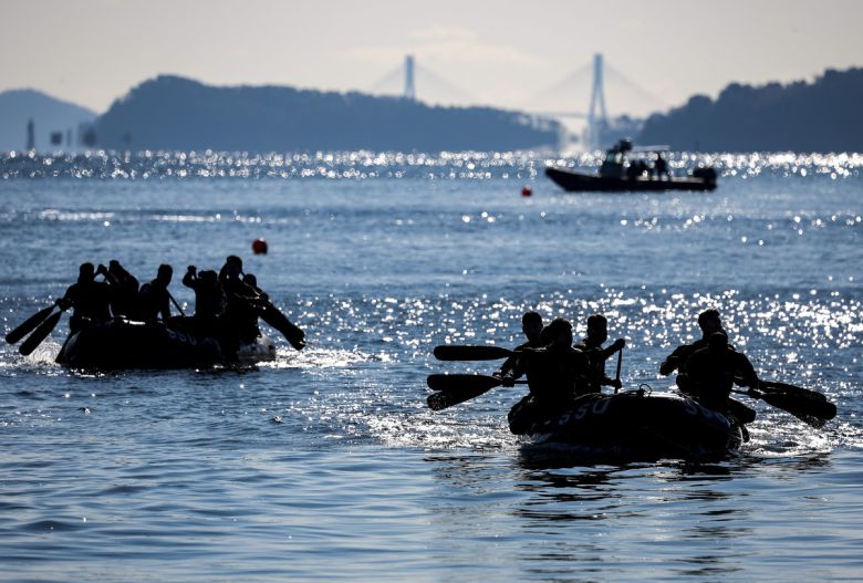 해군 특수전전단 해난구조전대(SSU) 소속 심해잠수사들이 22일 경남 창원시 진해구 진해군항에서 열린 2026년 혹한기 내한훈련에서 고무보트 패들링를 하고 있다. 창원=뉴시스