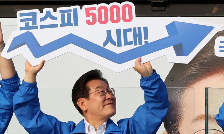 2025년 5월 29일 이재명 당시 더불어민주당 대선후보가 서울 서초구 서울고속버스터미널광장에서 열린 유세에서 '코스피 5000 시대' 팻말을 들고 경제회복 퍼포먼스를 하고 있다. 뉴시스
