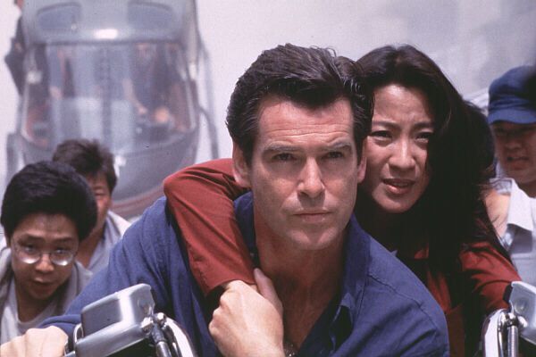 영화 '007 네버 다이'(1998) 속 피어스 브로스넌(제임스 본드 역)과 양자경(웨이 링 역}. 이언 프로덕션스