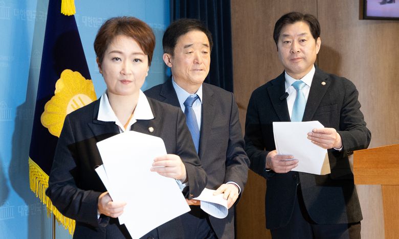 이언주, 황명선, 강득구 더불어민주당 최고위원이 23일 서울 여의도 국회 소통관에서 정청래 대표의 조국혁신당과의 합당 제안과 관련해 규탄 및 사과를 촉구하는 기자회견을 마치고 발걸음을 옮기고 있다. 뉴스1