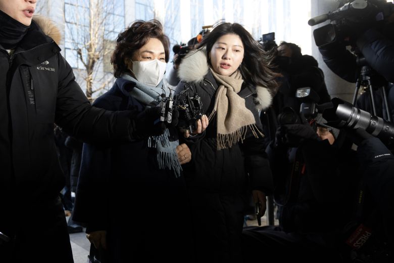 김병기 의원의 배우자 이예다씨가 22일 서울경찰청 공공범죄수사대에서 법인카드 유용 의혹과 관련 피의자 신분으로 조사를 받기 위해 출석하고 있다. 연합뉴스