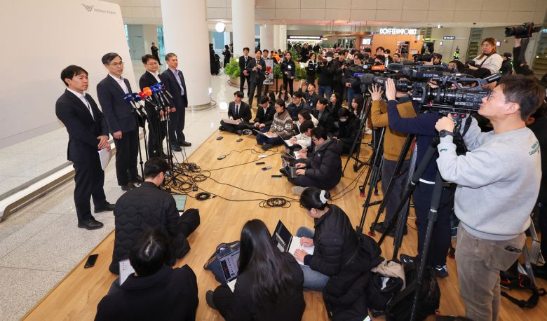 캄보디아를 거점으로 대규모 스캠 범죄를 저지른 한국 국적 피의자 73명이 강제 소환된 23일 오전 인천국제공항 2터미널에서 초국가범죄 특별대응 태스크포스(TF) 유승렬 치안감이 브리핑을 하고 있다.