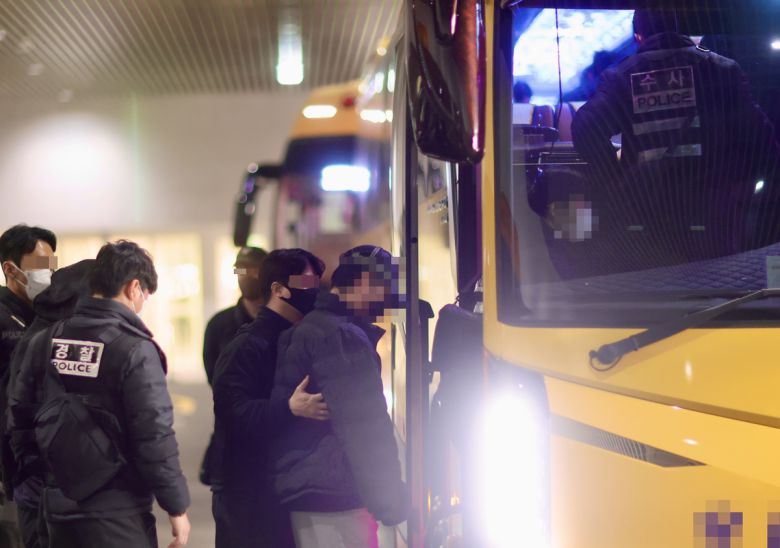 캄보디아를 거점으로 대규모 스캠 범죄를 저지른 한국 국적 피의자들이 23일 오전 인천국제공항 2터미널을 통해 강제 송환되고 있다.