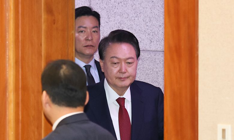 탄핵심판 변론 출석하는 윤석열 전 대통령 뒤 김성훈 전 경호차장. 연합뉴스