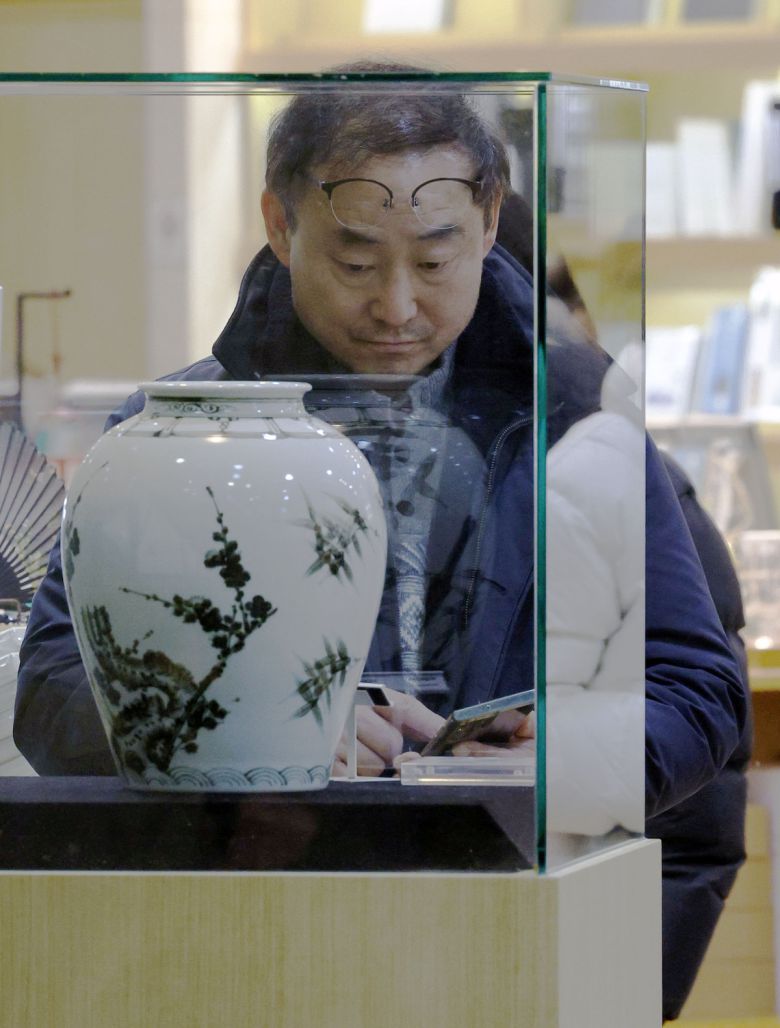 국립박물관 문화상품 매출이 역대 최고치를 기록한 23일 서울 용산구 국립중앙박물관 상설전시관 기념품점에서 관람객들이 문화상품 ‘뮷즈(MU:DS)’를 살펴보고 있다. 국립박물관문화재단은 이날 2025년 뮷즈 연간 매출액이 413억 3700만원으로 역대 최고치를 기록했다고 밝혔다.