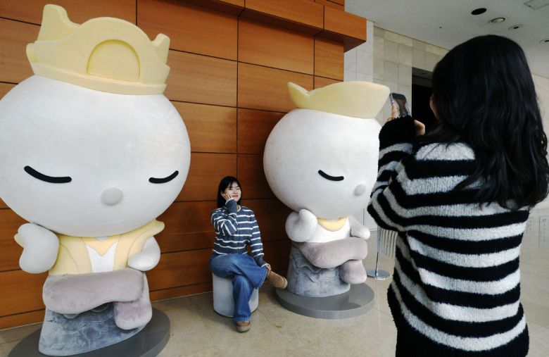 국립박물관 문화상품 매출이 역대 최고치를 기록한 23일 서울 용산구 국립중앙박물관 상설전시관 기념품점 앞에 설치된 조형물에서 관람객들이 기념사진을 촬영하고 있다.