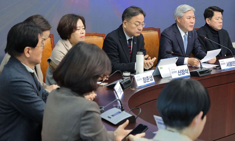 조국혁신당 서왕진 원내대표가 24일 서울 여의도 국회에서 더불어민주당 정청래 대표의 합당 제안 관련 논의를 위해 열린 긴급 의원총회에 참석해 발언하고 있다. 연합뉴스