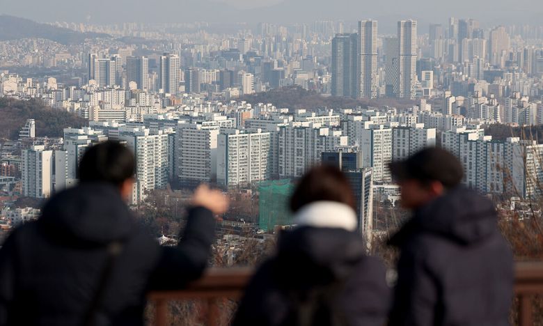 지난 23일 서울 중구 남산에서 서울시내 아파트가 보이고 있다. 뉴시스