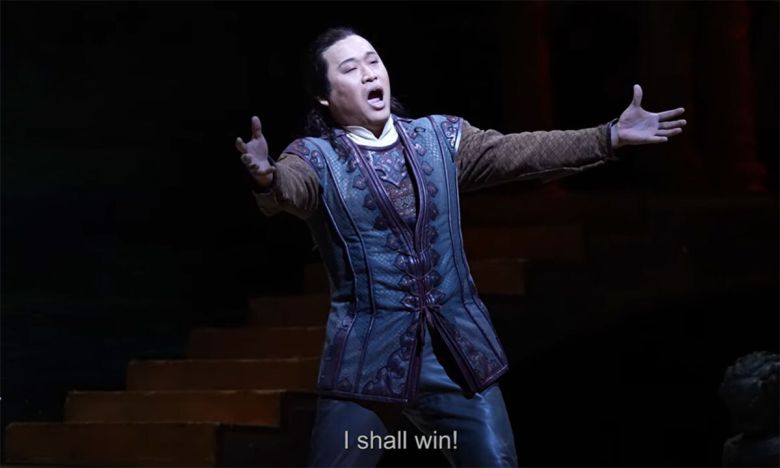 테너 백석종이 2024년 뉴욕 메트로폴리탄오페라의 투란도트에서 칼라프 역을 맡아 ‘네순 도르마’를 열창하고 있다. 메트로폴리탄오페라 유튜브 화면