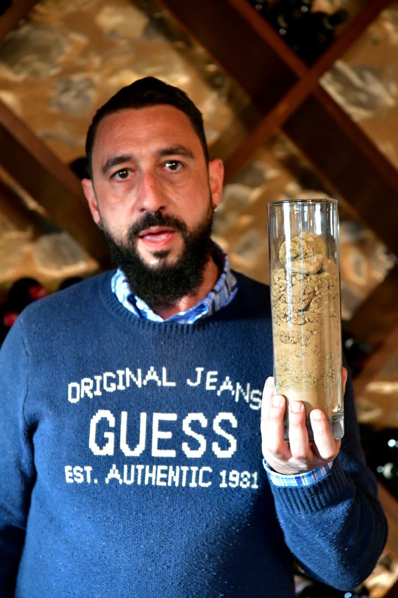 카날리키 알티 토양을 설명하는 Francesco Ditta.