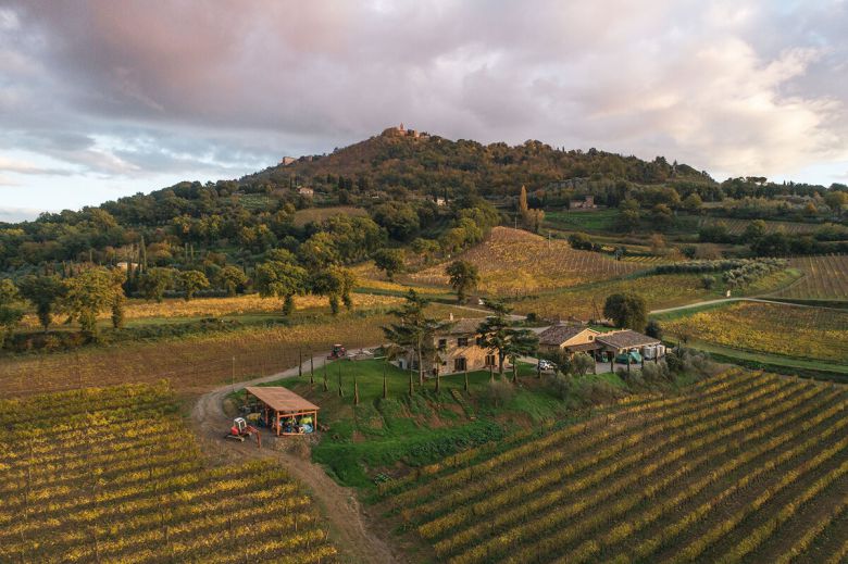 파라디소 디 카쿠치와 몬탈치노 언덕 전경. 홈페이지
