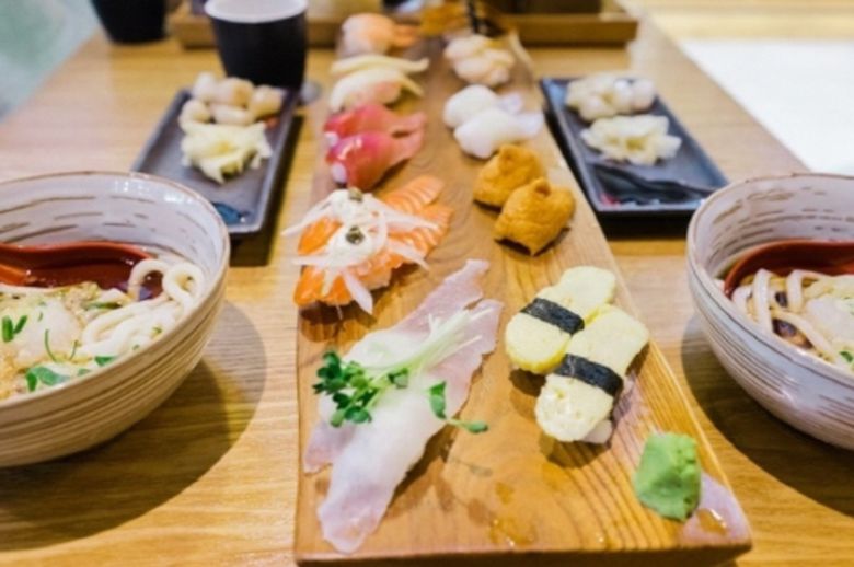 전문가들은 “초밥을 건강하게 즐기려면 소스와 튀김을 줄이고, 재료 본연의 생선을 고르는 ‘빼기 선택’이 중요하다”고 조언한다. 뉴스1