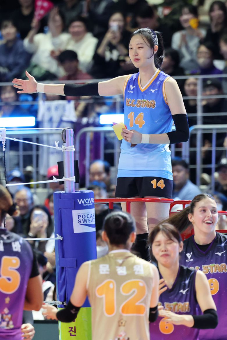 지난 25일 강원 춘천시 호반체육관에서 열린 진에어 2025~2026 V-리그 올스타전에서 K-스타 양효진이 심판을 보며 V-스타 선수들에게 항의를 받고 있다. 뉴시스