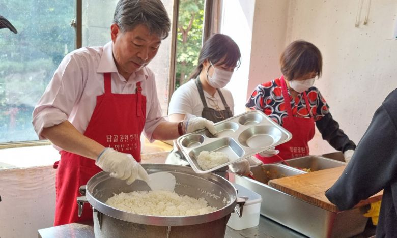 이승현 대표가 탑골공원 내 무료배식소에서 배식봉사를 하고 있다. 조계사신도회 제공