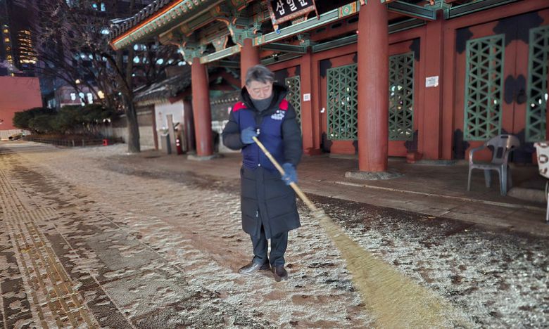 이승현 대표가 새벽에 탑골공원을 찾아 청소하고 있다. 조계사신도회 제공