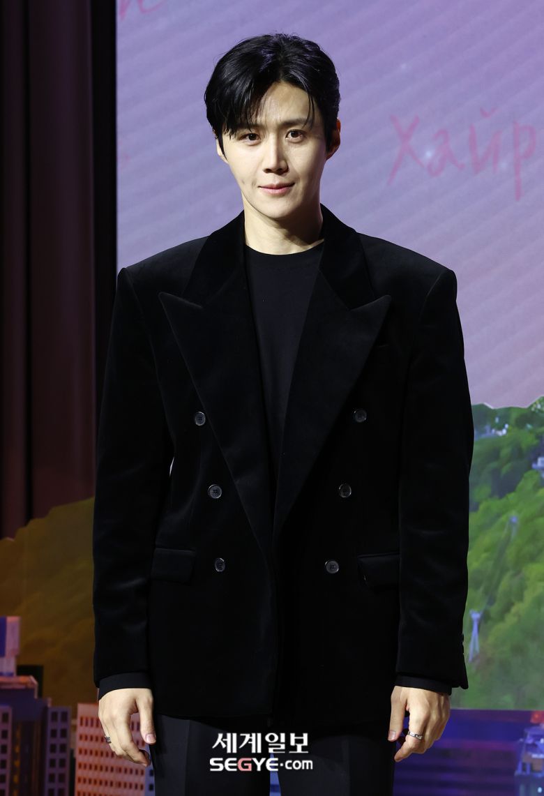 배우 김선호가 13일 서울 강남구 조선 팰리스 서울 강남에서 열린 넷플릭스 드라마 '이 사랑 통역 되나요?' 제작발표회에 참석해 포즈를 취하고 있다. 한윤종 기자