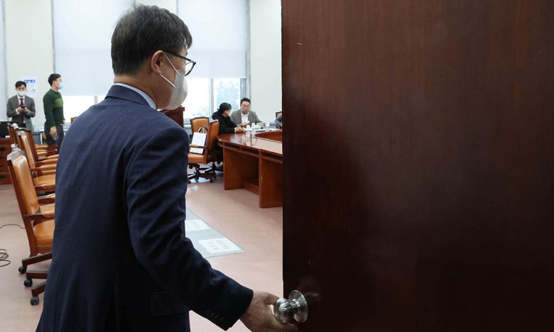 2022년 12월 19일 국민의힘 최재형 당시 혁신위원장이 국회에서 비공개로 열린 혁신위원회 전체회의에 참석하고 있다. 연합뉴스