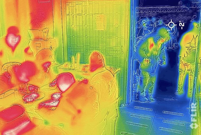 강추위가 이어진 22일 서울 종로구 탑골공원 인근에 위치한 한 무료급식소에서 한 어르신들이 점심을 먹고 있다. 사진은 일반 사진과 열화상카메라 모듈로 촬영한 이미지를 레이어 합성했다. 높은 온도는 붉은색으로, 낮은 온도는 푸른색으로 나타난다. 유희태 기자